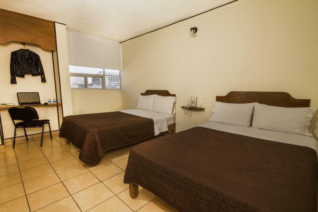 Hotel Mateos 1215 León Kültér fotó